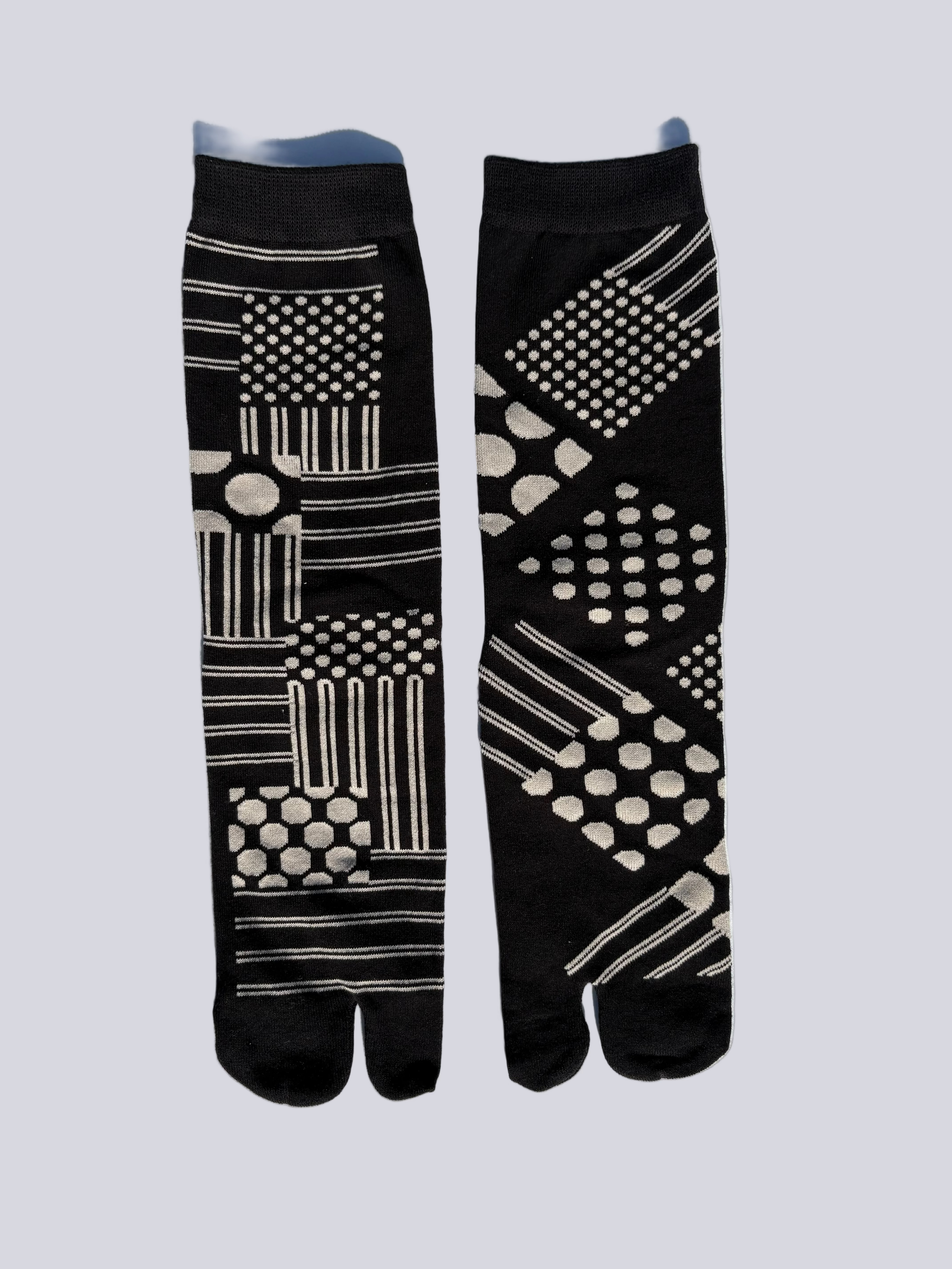 Mono asymmetric print Tabi socks