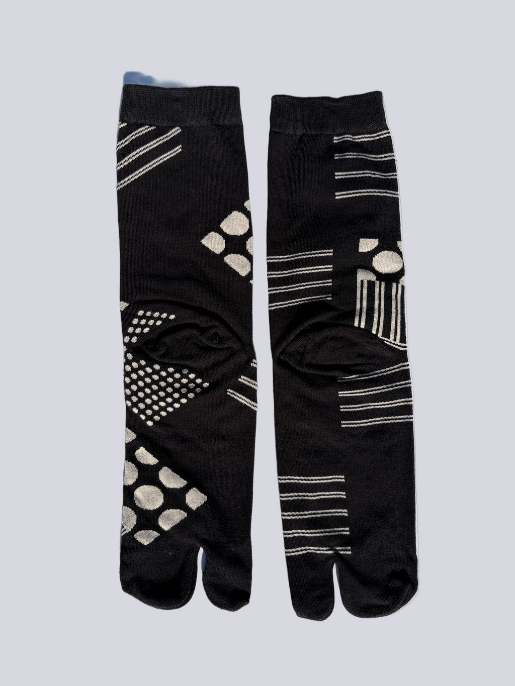 Mono asymmetric print Tabi socks