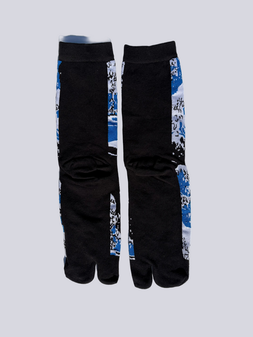 back of Black tabi split-toe socks with full allover Hokusai Great Wave off Kanagawa print in blue and white — Japanese ukiyo-e art tabi socks made of cotton