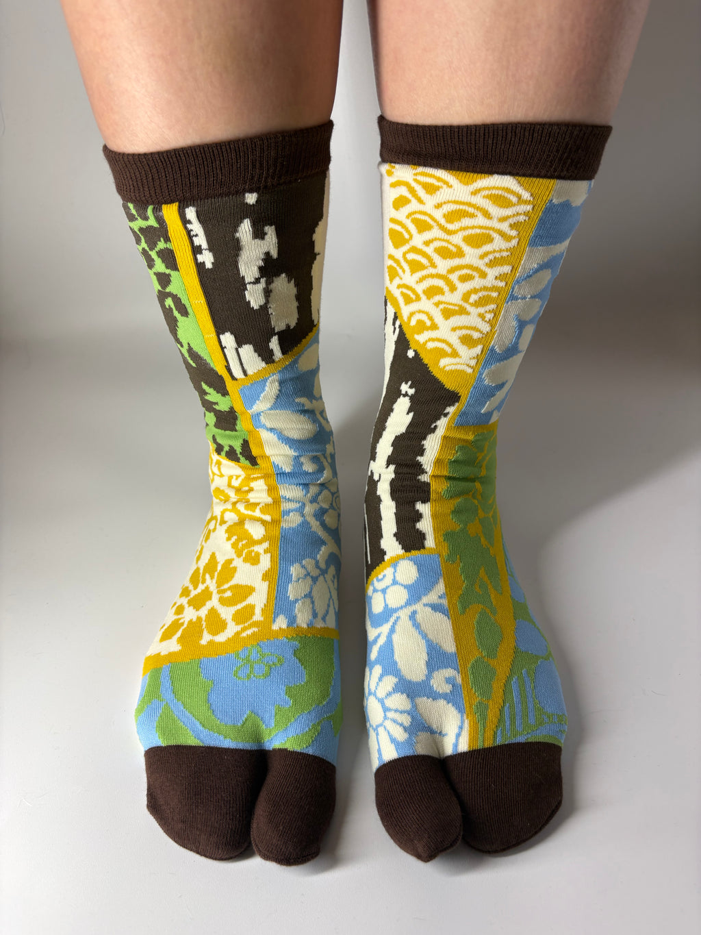 Earth multi graphic print Tabi split toe socks