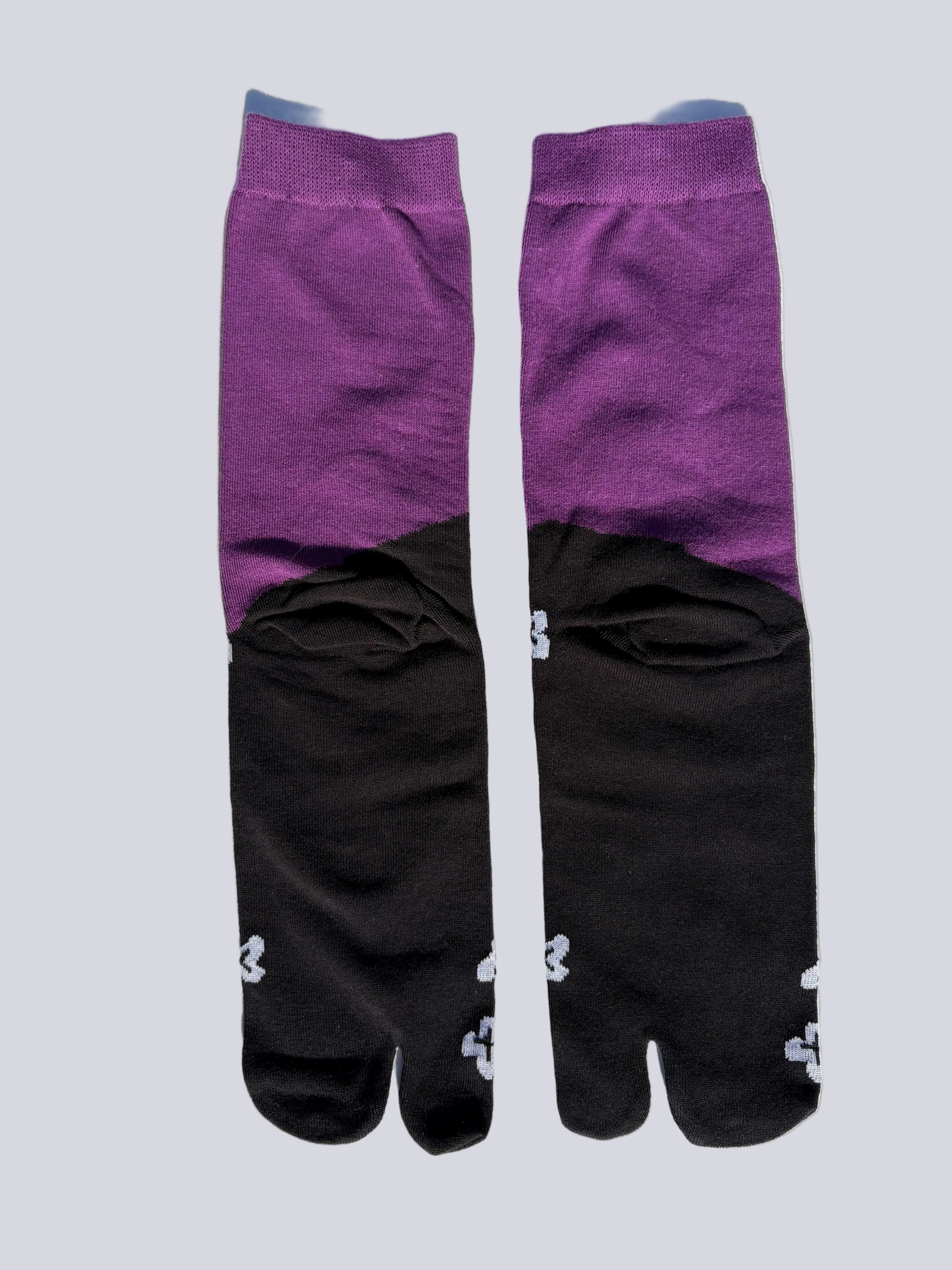 back of Colour-block tabi split-toe socks with solid purple upper and black lower with white floral motif print — Japanese fashion tabi socks