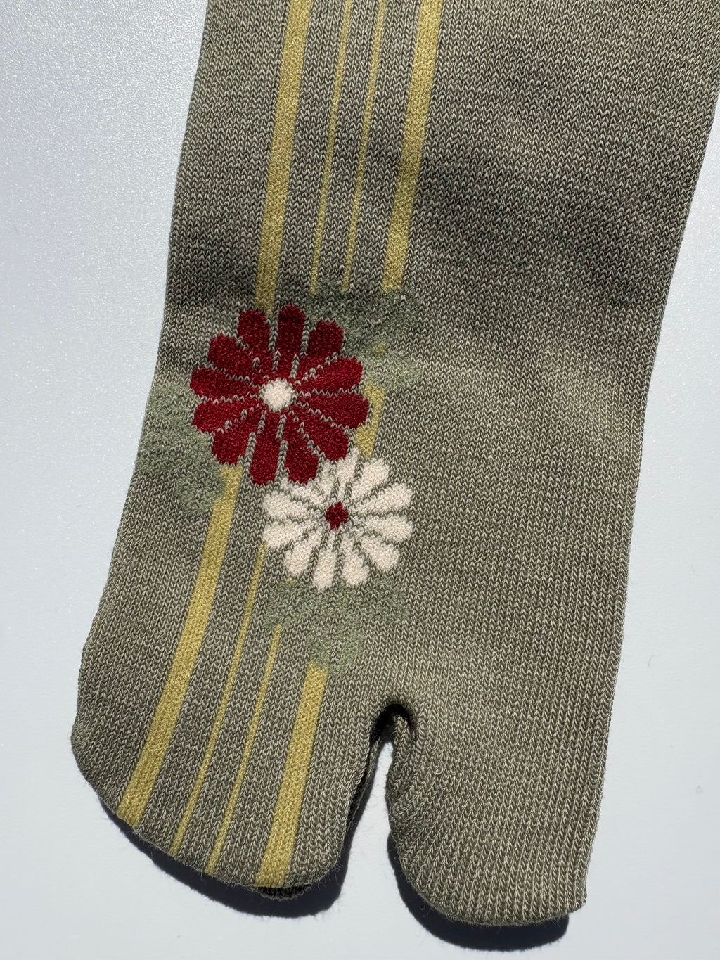 Chrysanthemum stripe print Tabi socks