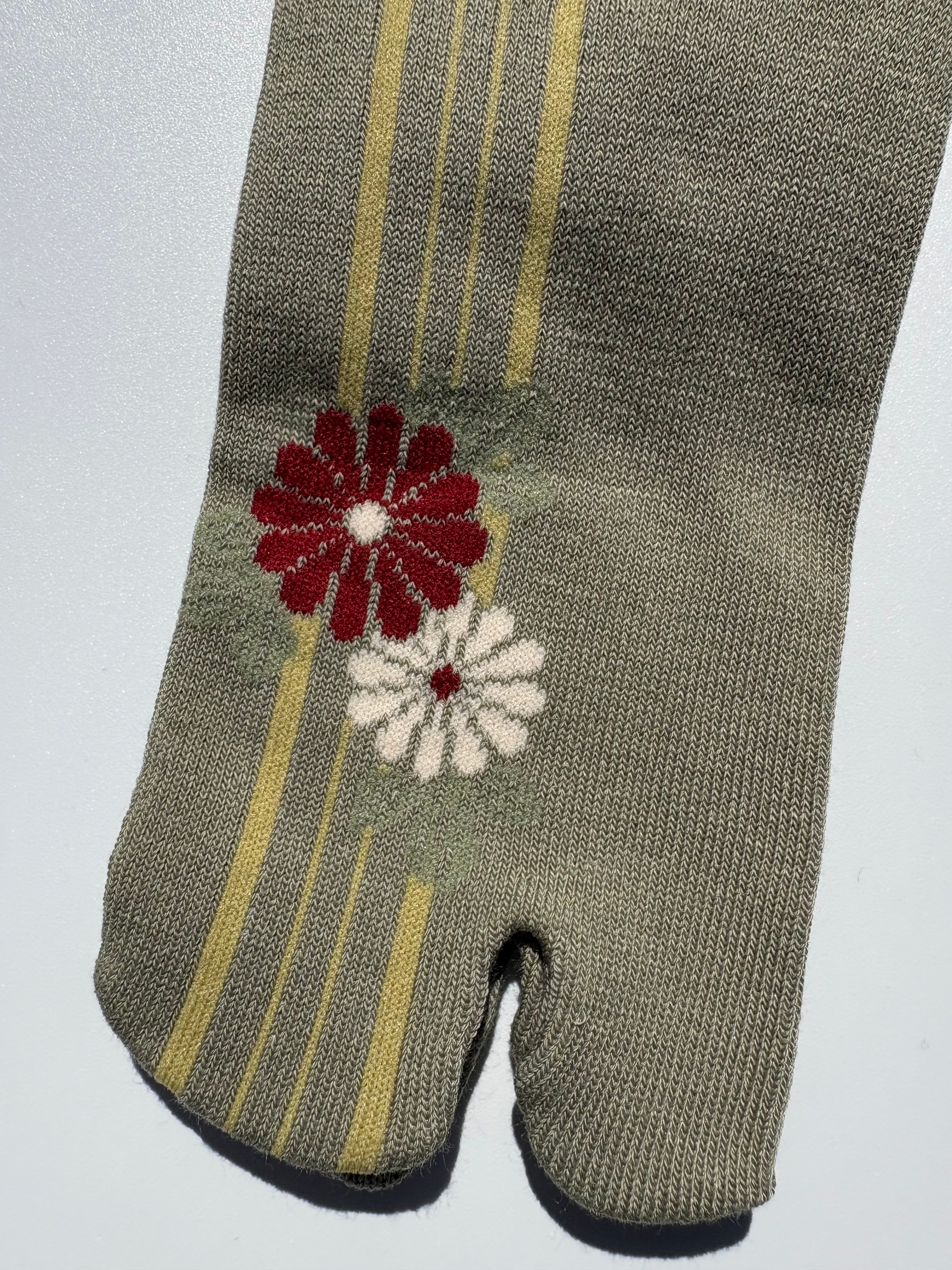 Chrysanthemum stripe print Tabi socks