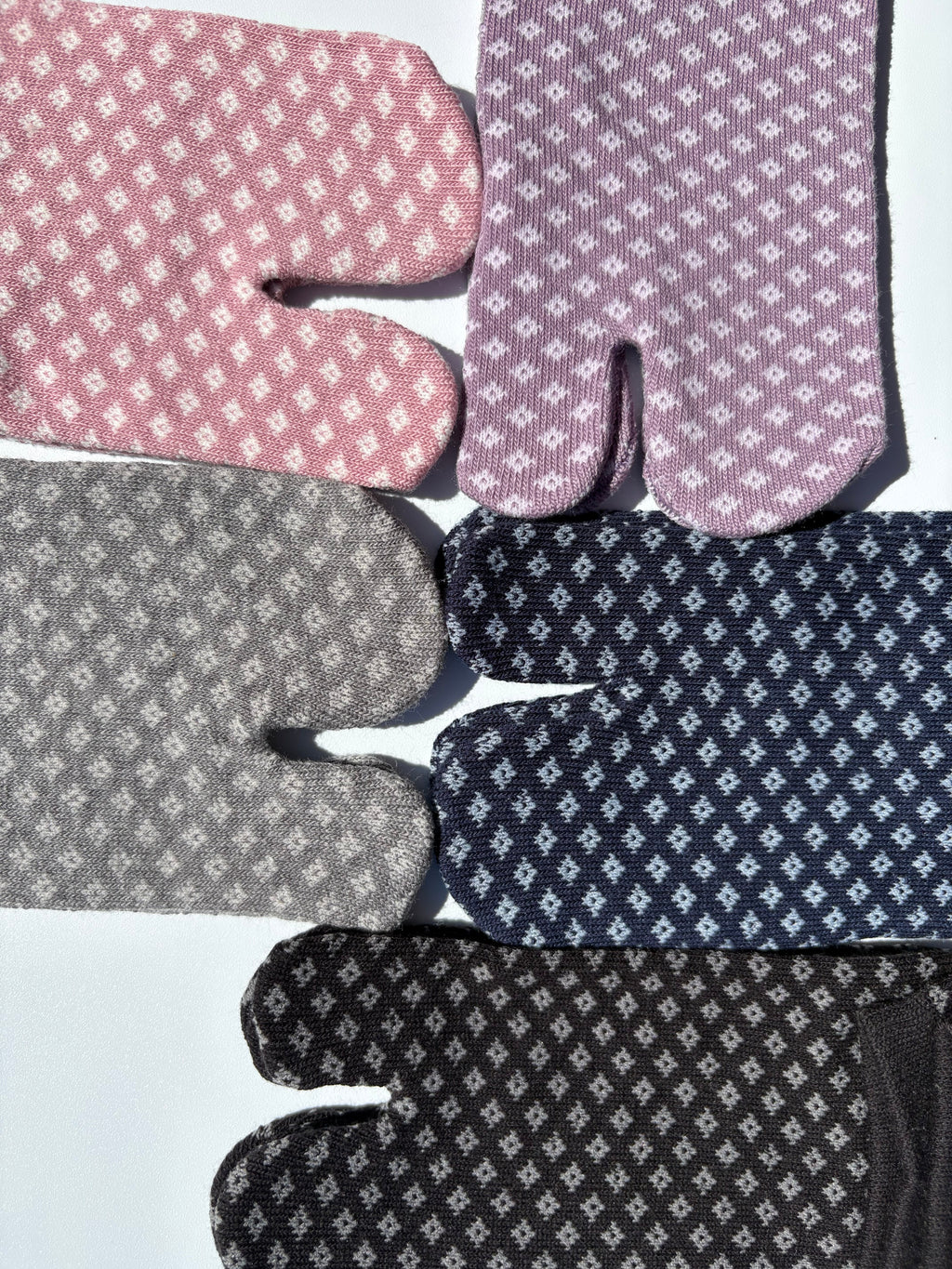 close up of 5 pairs of hishi diamond print japanese tabi socks in lilac, pink, navy, grey and black