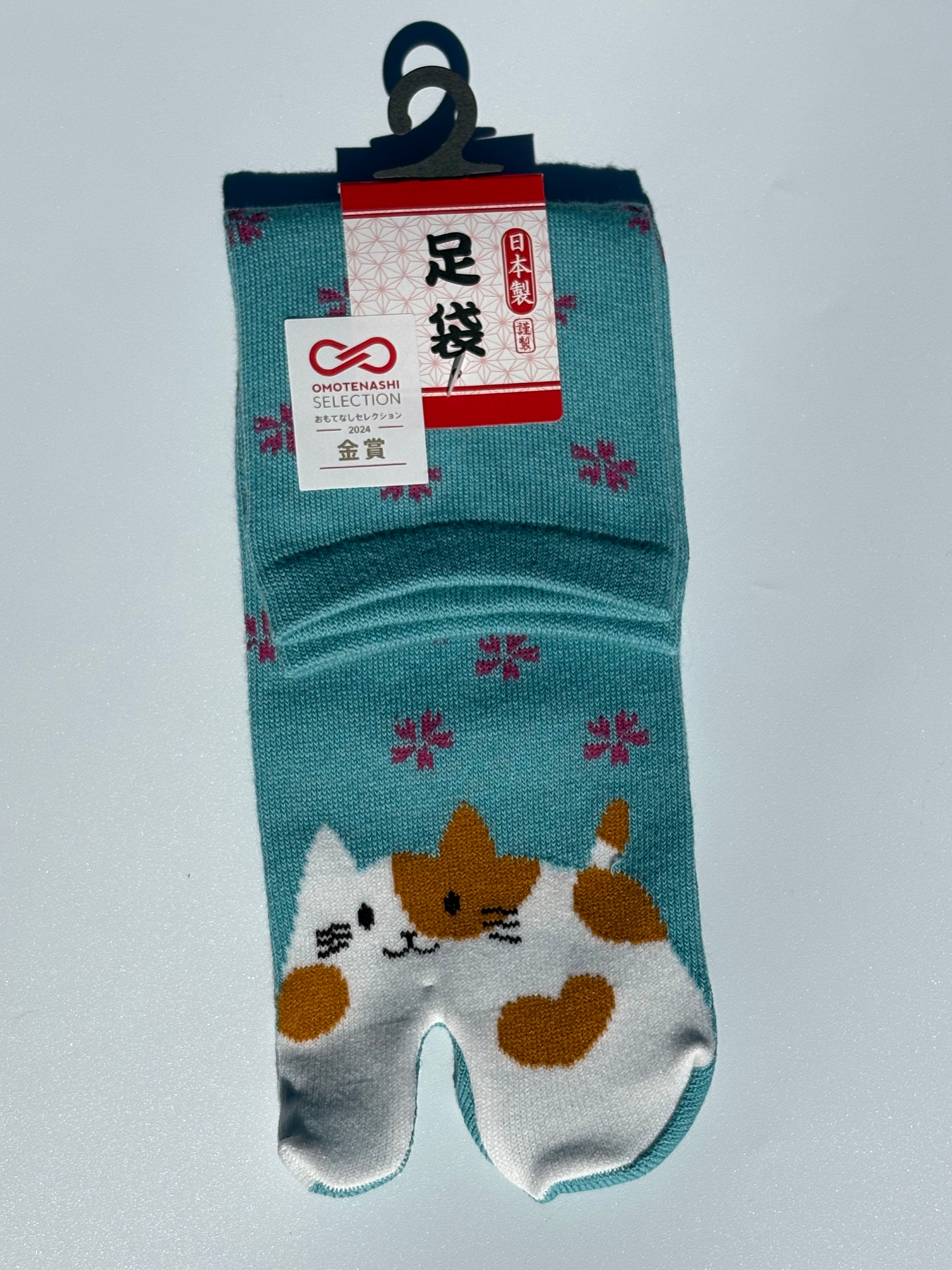 turquoise teal cotton tabi split-toe socks with cute kawaii cat face and red snowflake print — Omotenashi Selection Gold Award 2024 Japanese novelty cat tabi socks (足袋)