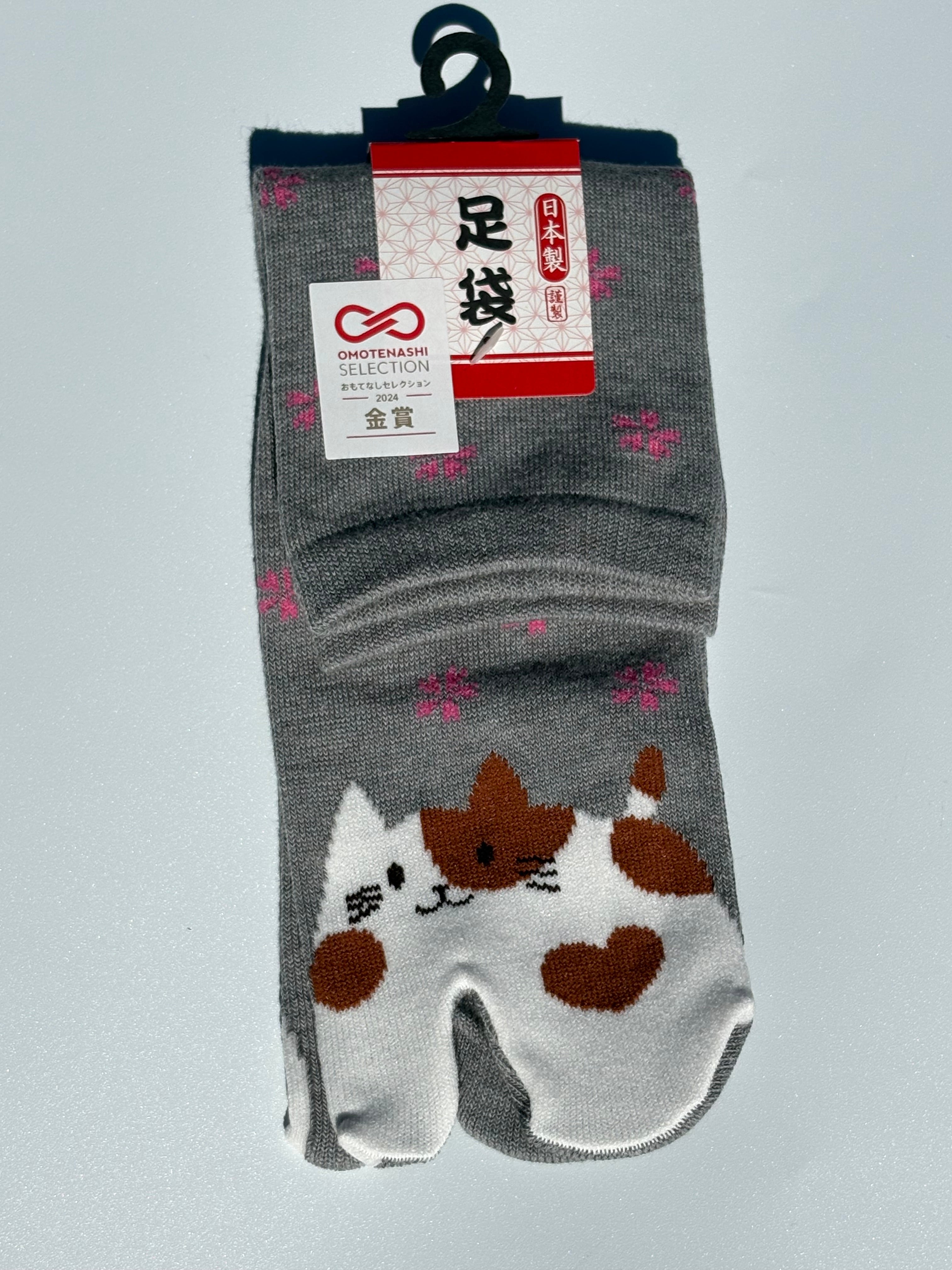 grey cotton tabi split-toe socks with cute kawaii cat face and red snowflake print — Omotenashi Selection Gold Award 2024 Japanese novelty cat tabi socks (足袋)