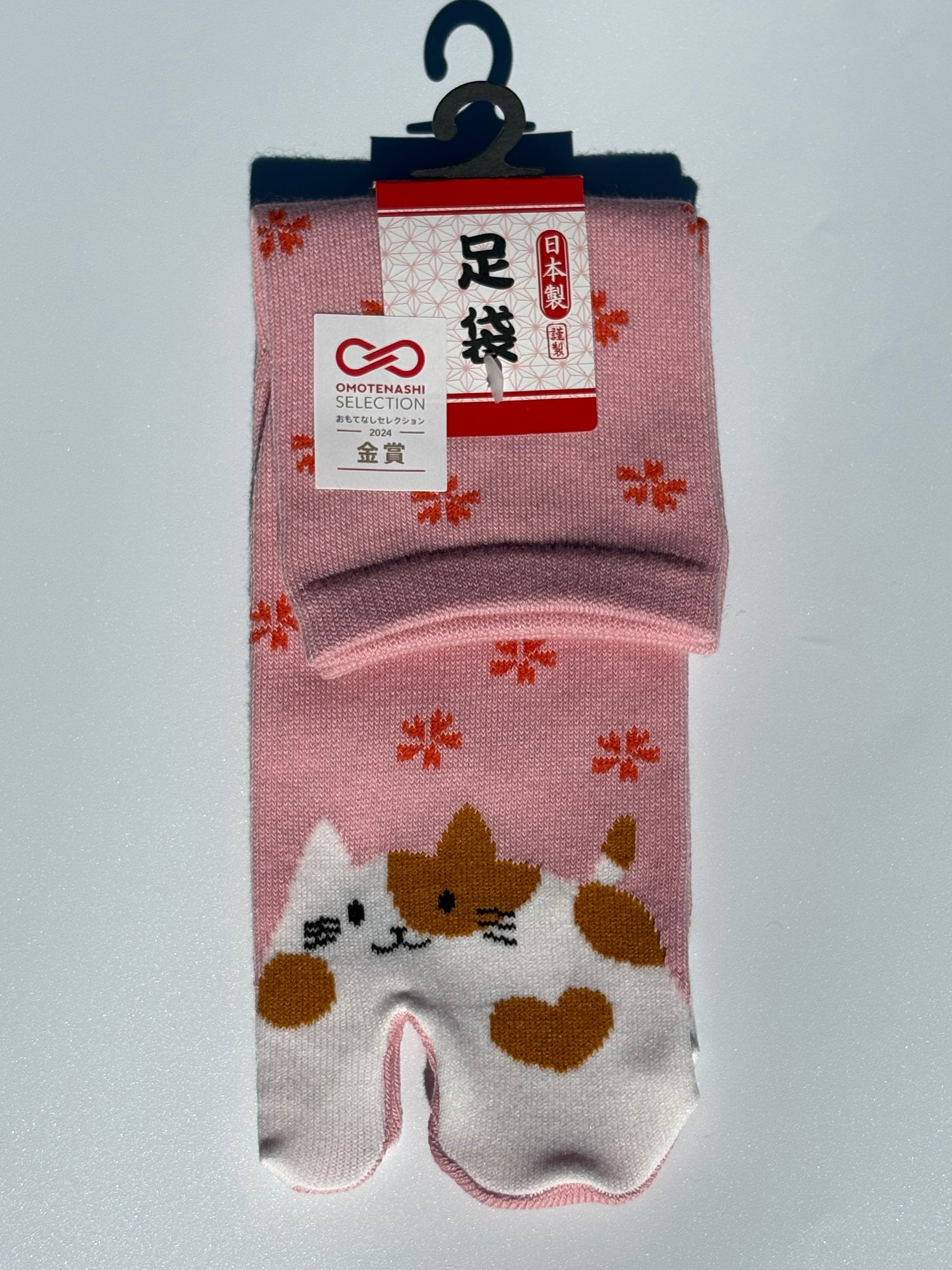 pink cotton tabi split-toe socks with cute kawaii cat face and red snowflake print — Omotenashi Selection Gold Award 2024 Japanese novelty cat tabi socks (足袋)