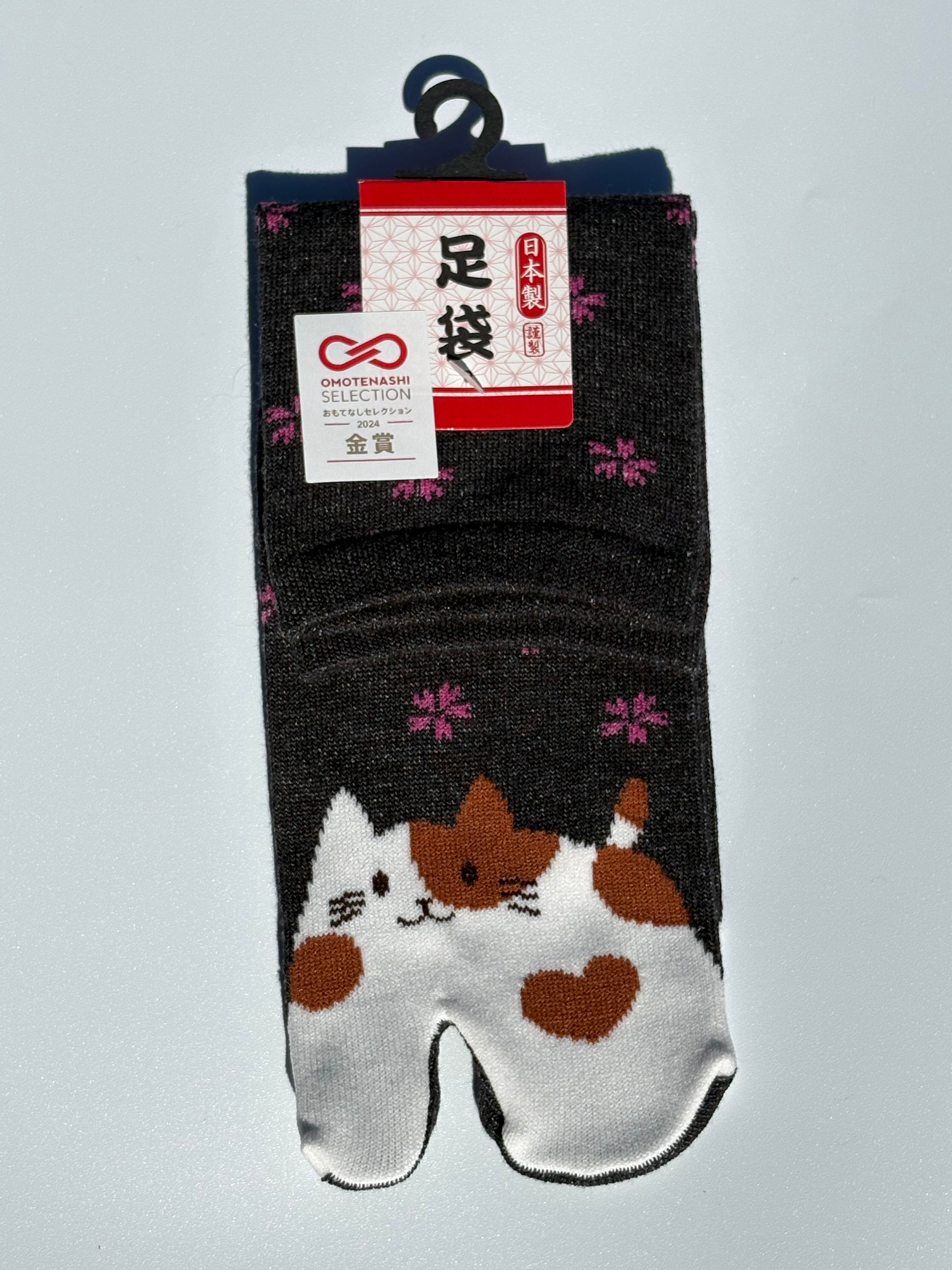 dark grey cotton tabi split-toe socks with cute kawaii cat face and red snowflake print — Omotenashi Selection Gold Award 2024 Japanese novelty cat tabi socks (足袋)
