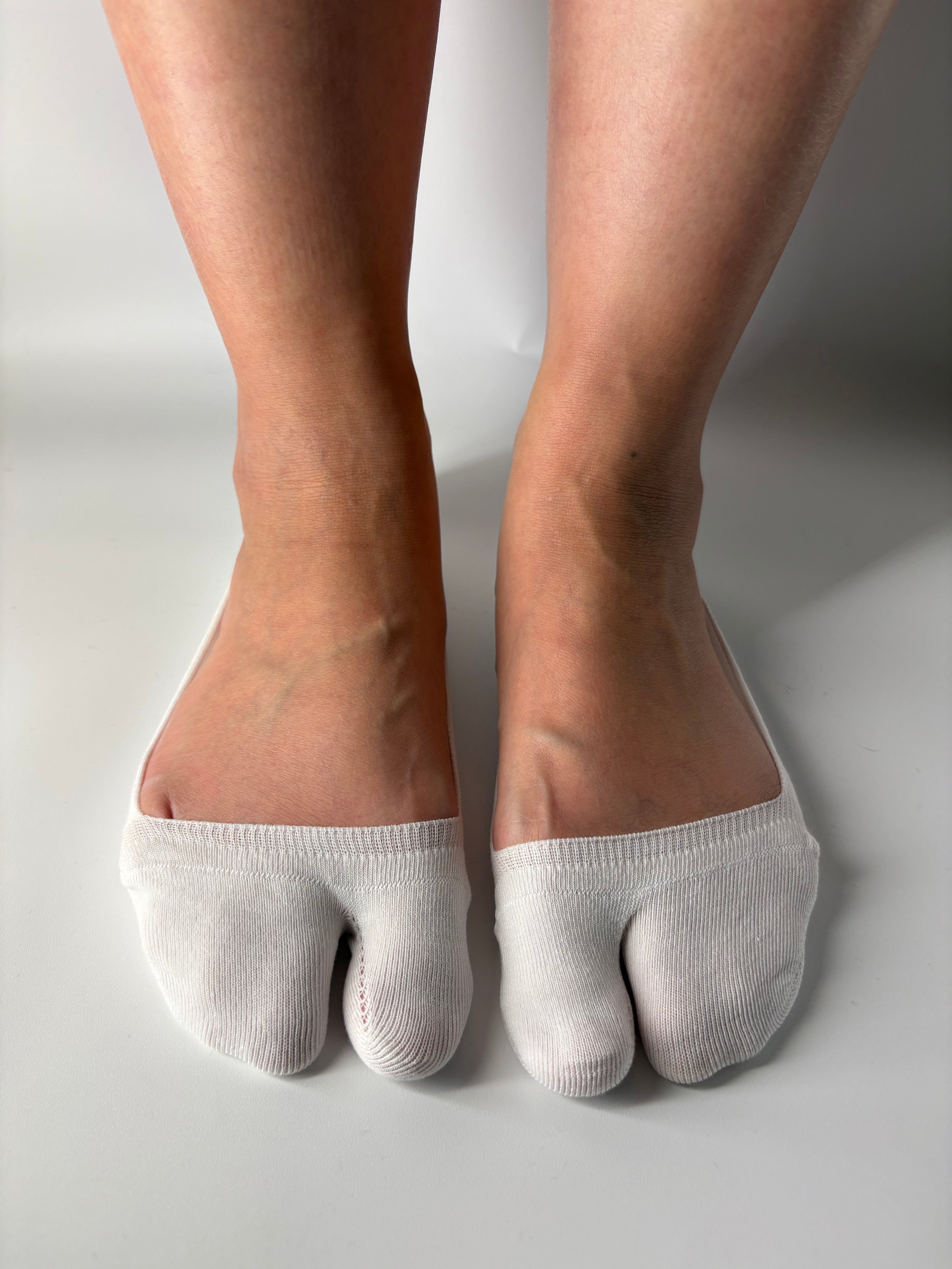 Invisible white Tabi socks
