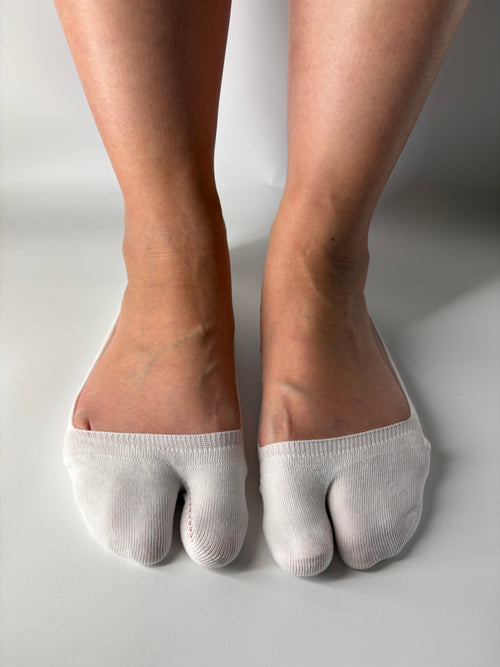 white invisible seamless ankle split toe socks worn by a person on a white background