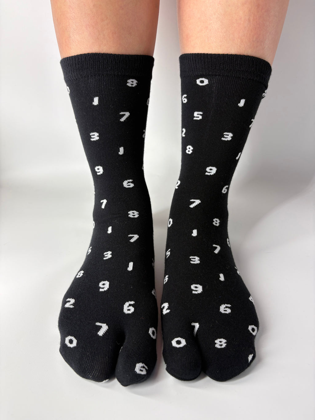 Black numbers pattern Tabi socks