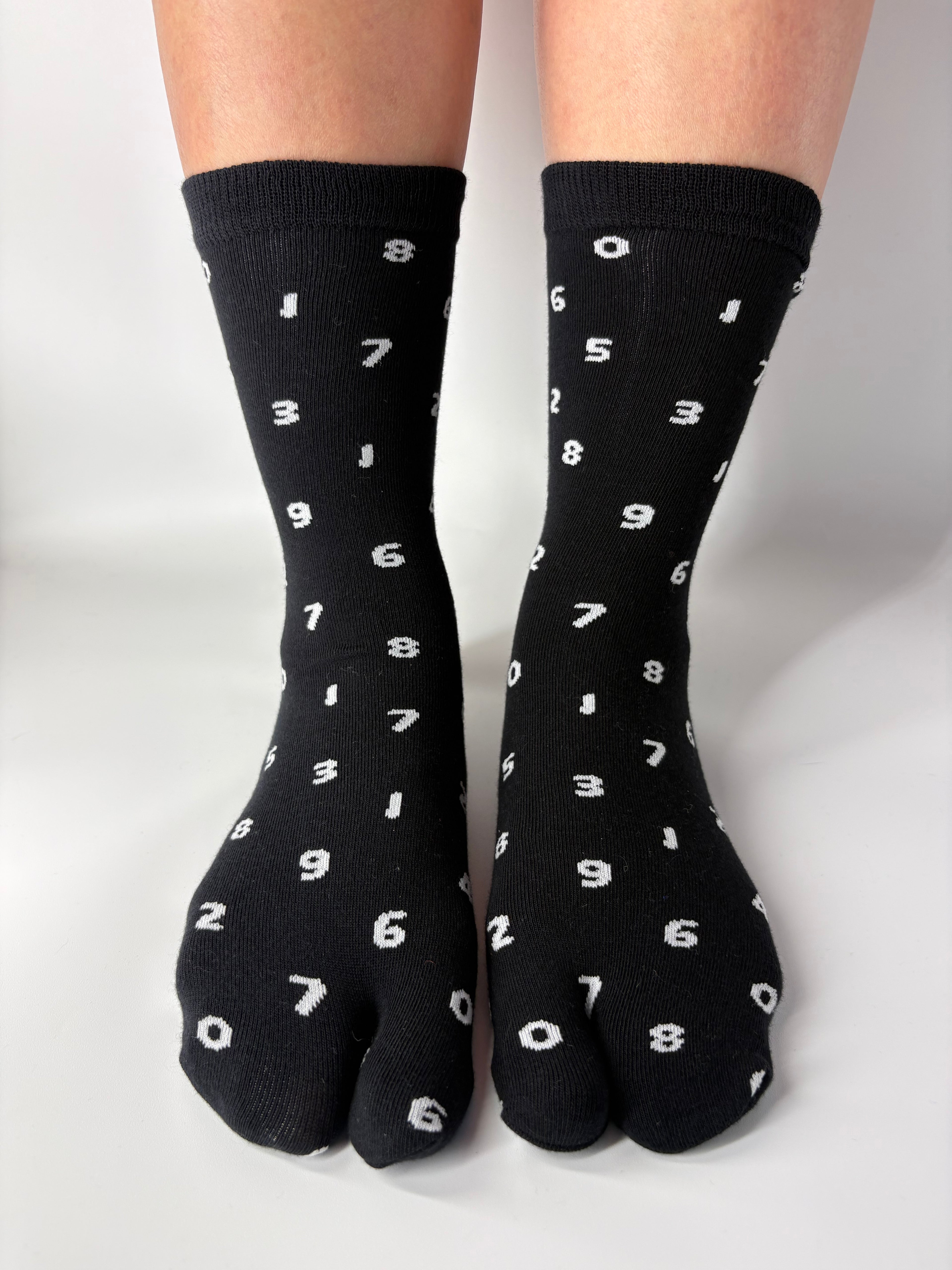 Black numbers pattern Tabi socks