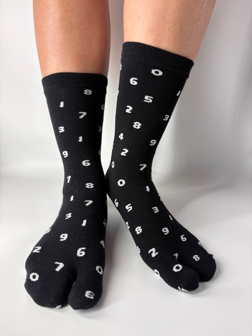 Black numbers pattern Tabi socks