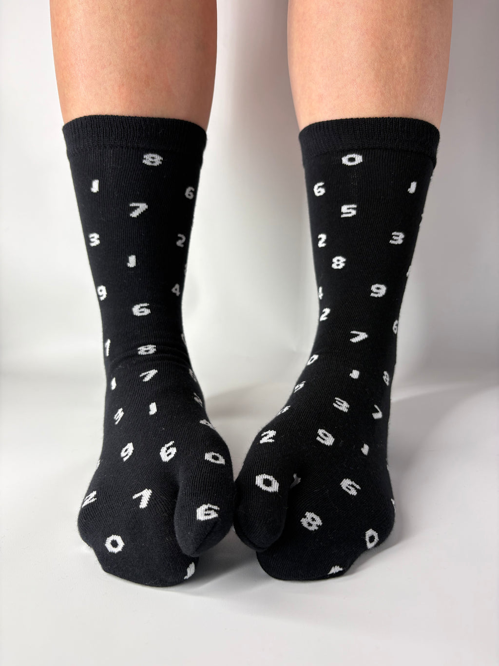 Black numbers pattern Tabi socks