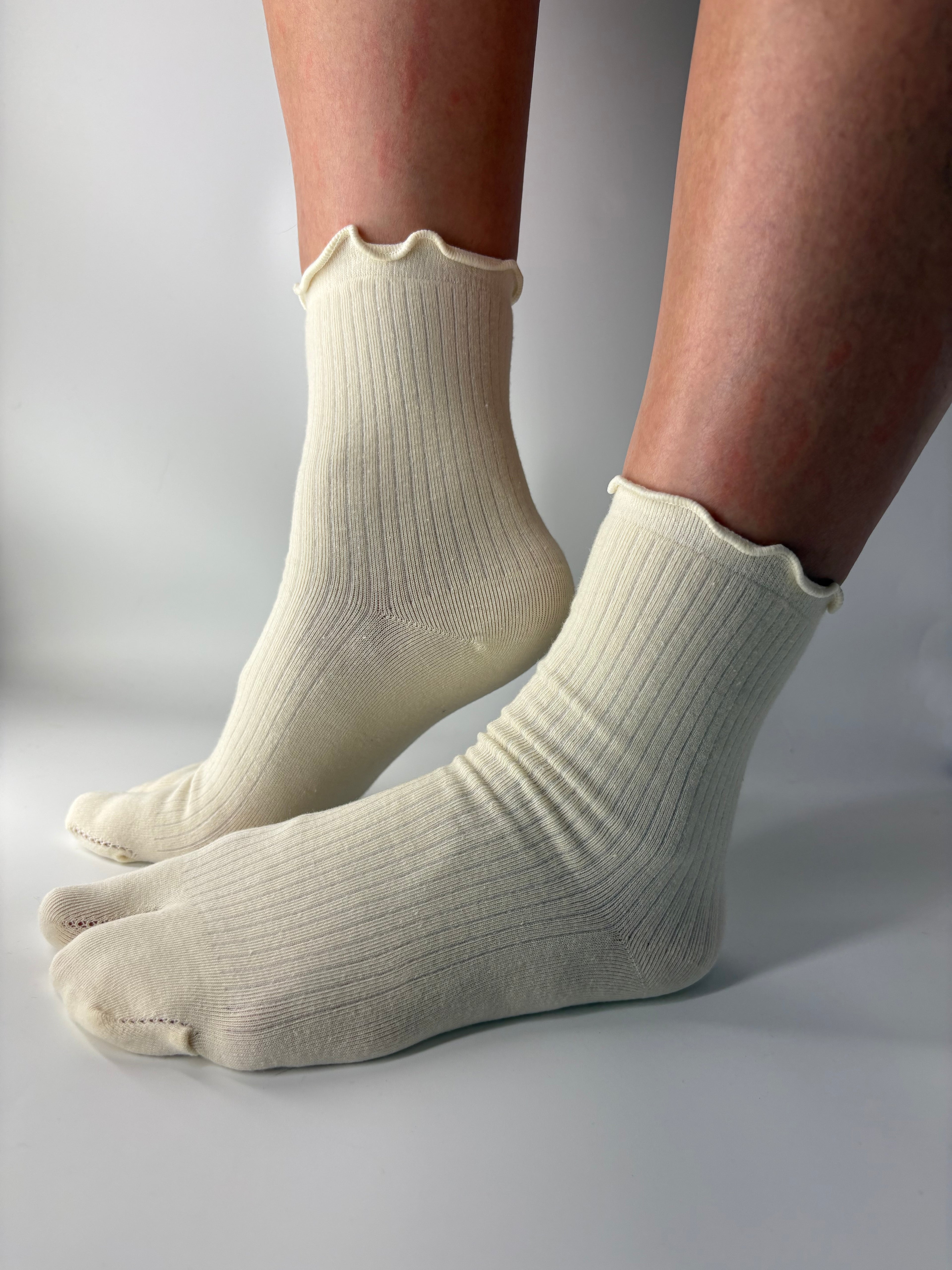 Lettuce edge cream Tabi socks