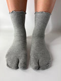 Lettuce edge grey Tabi socks