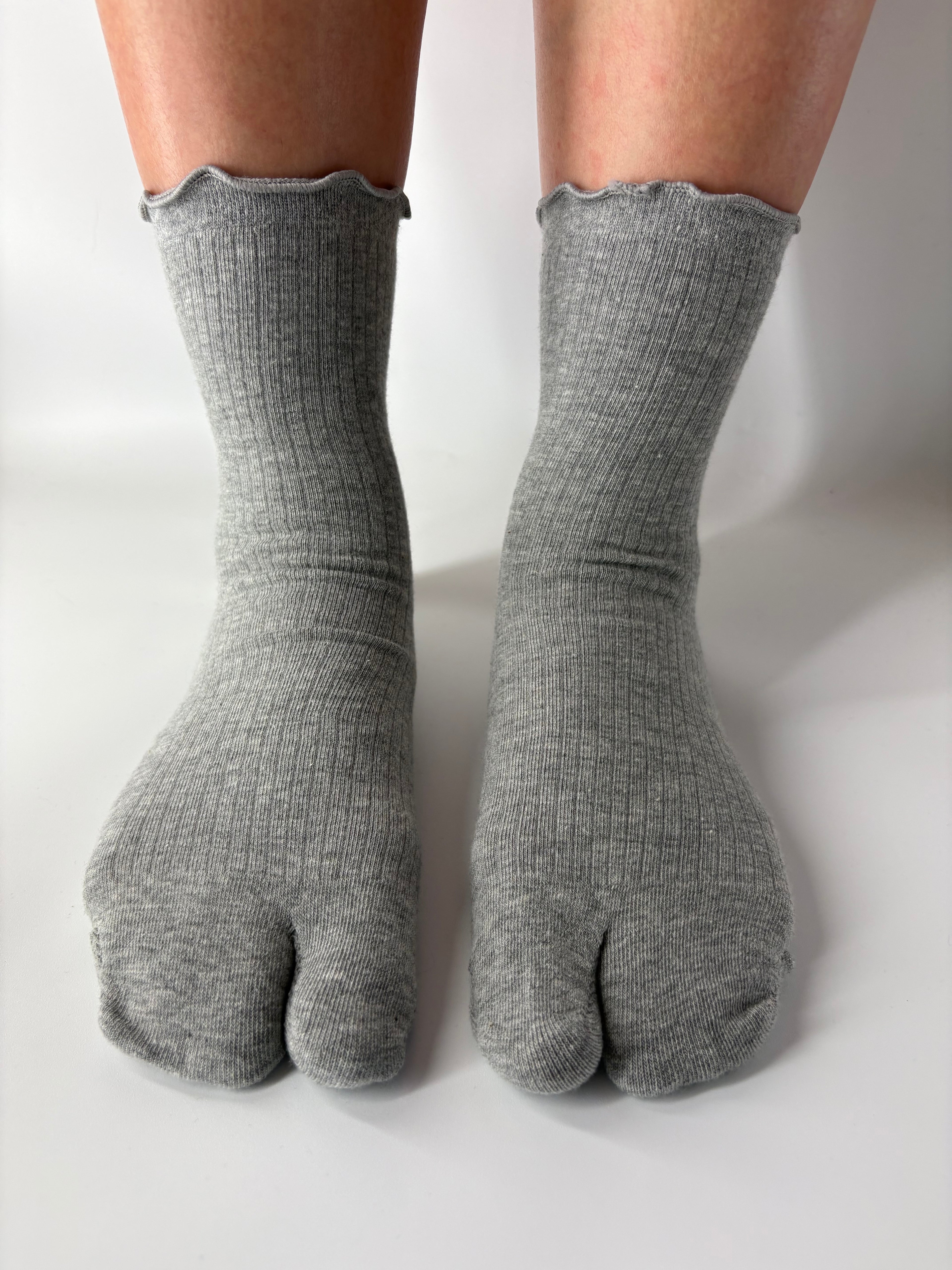 Lettuce edge grey Tabi socks