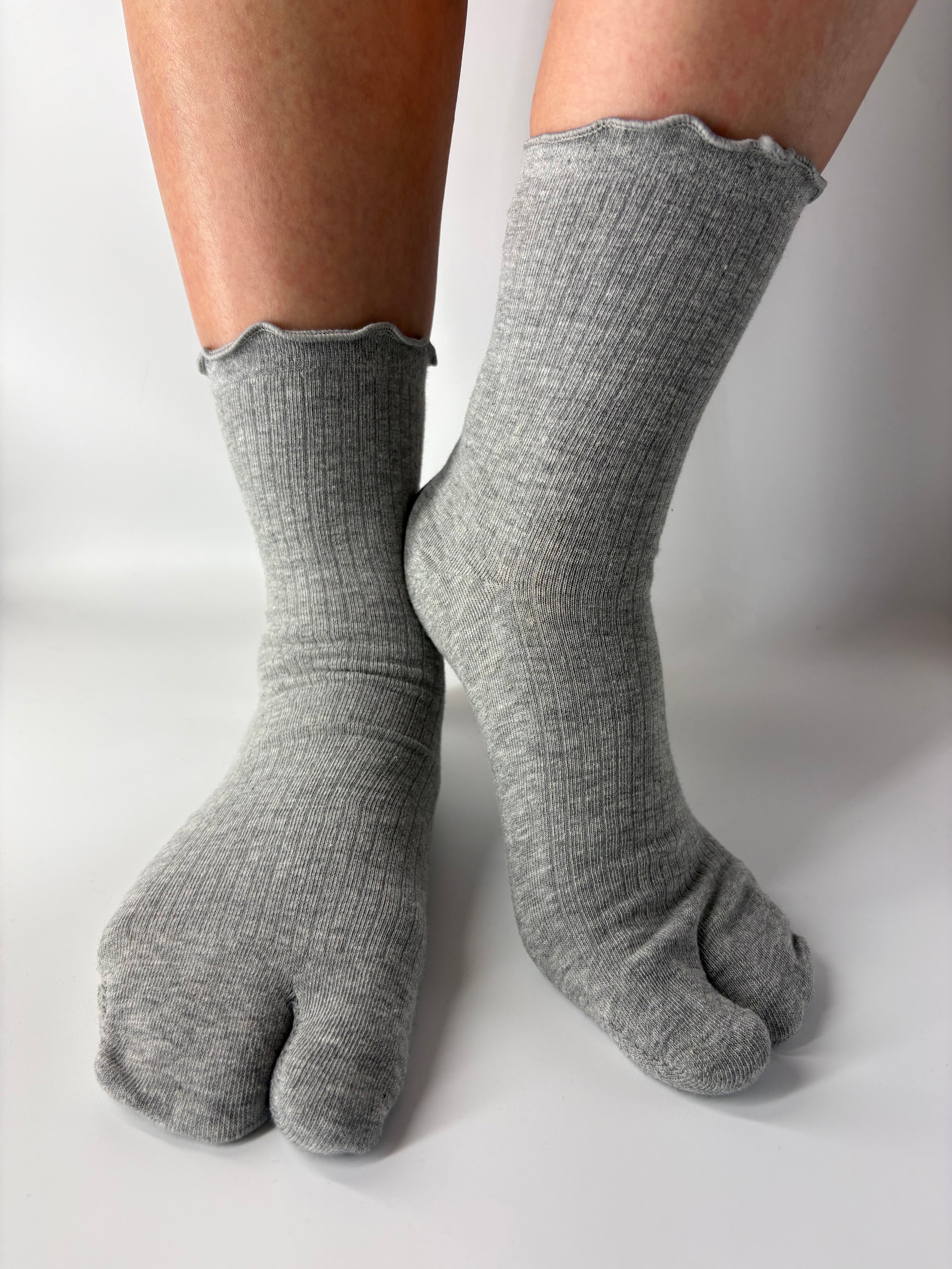 Lettuce edge grey Tabi socks