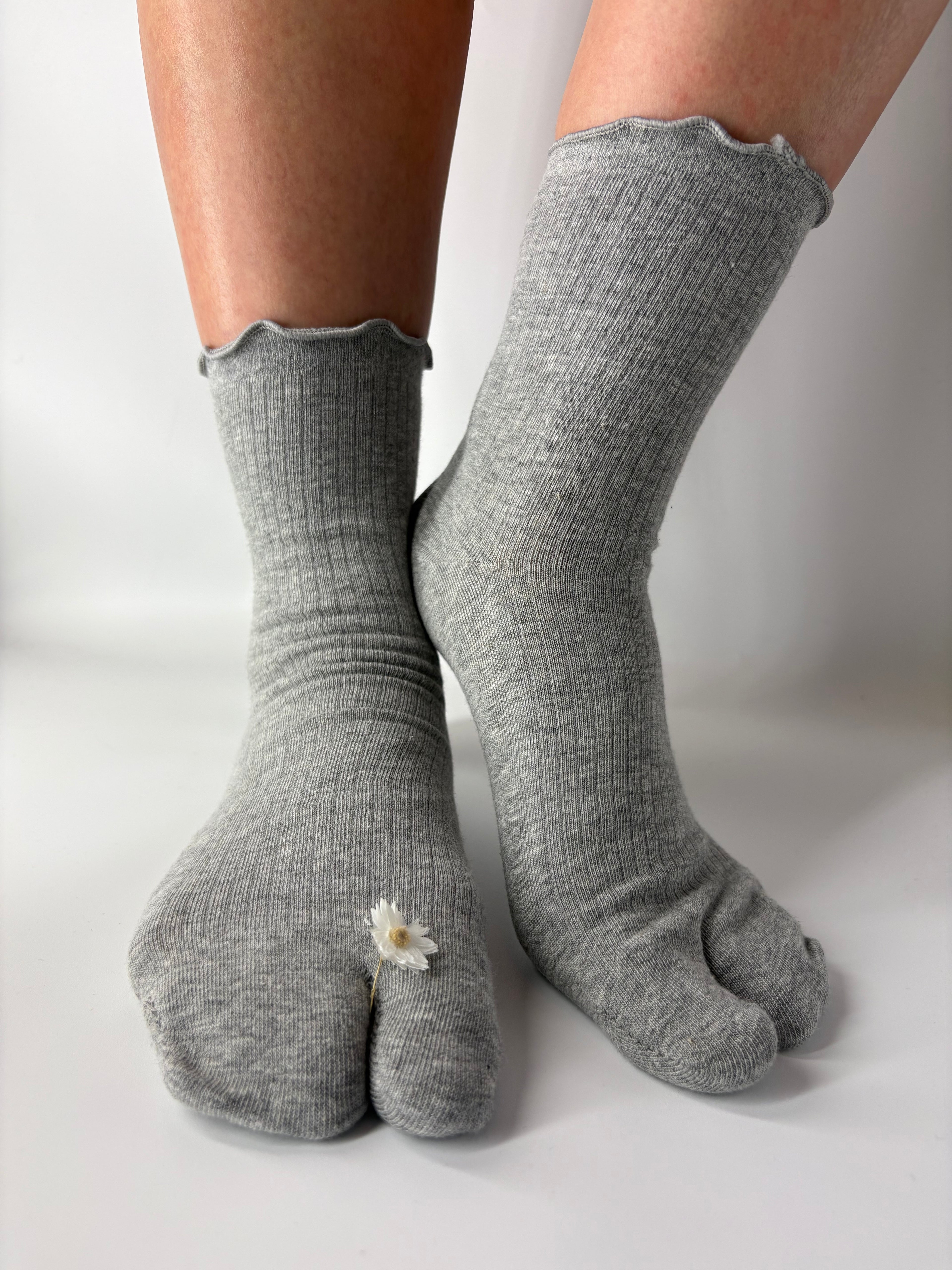 Lettuce edge grey Tabi socks