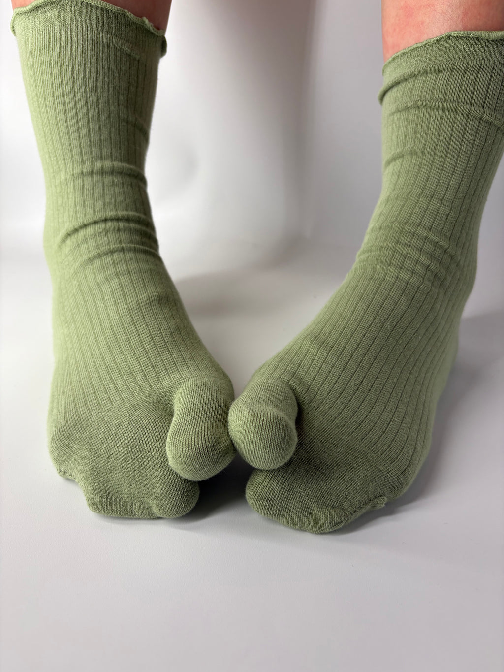Lettuce frill edge Matcha green Tabi socks