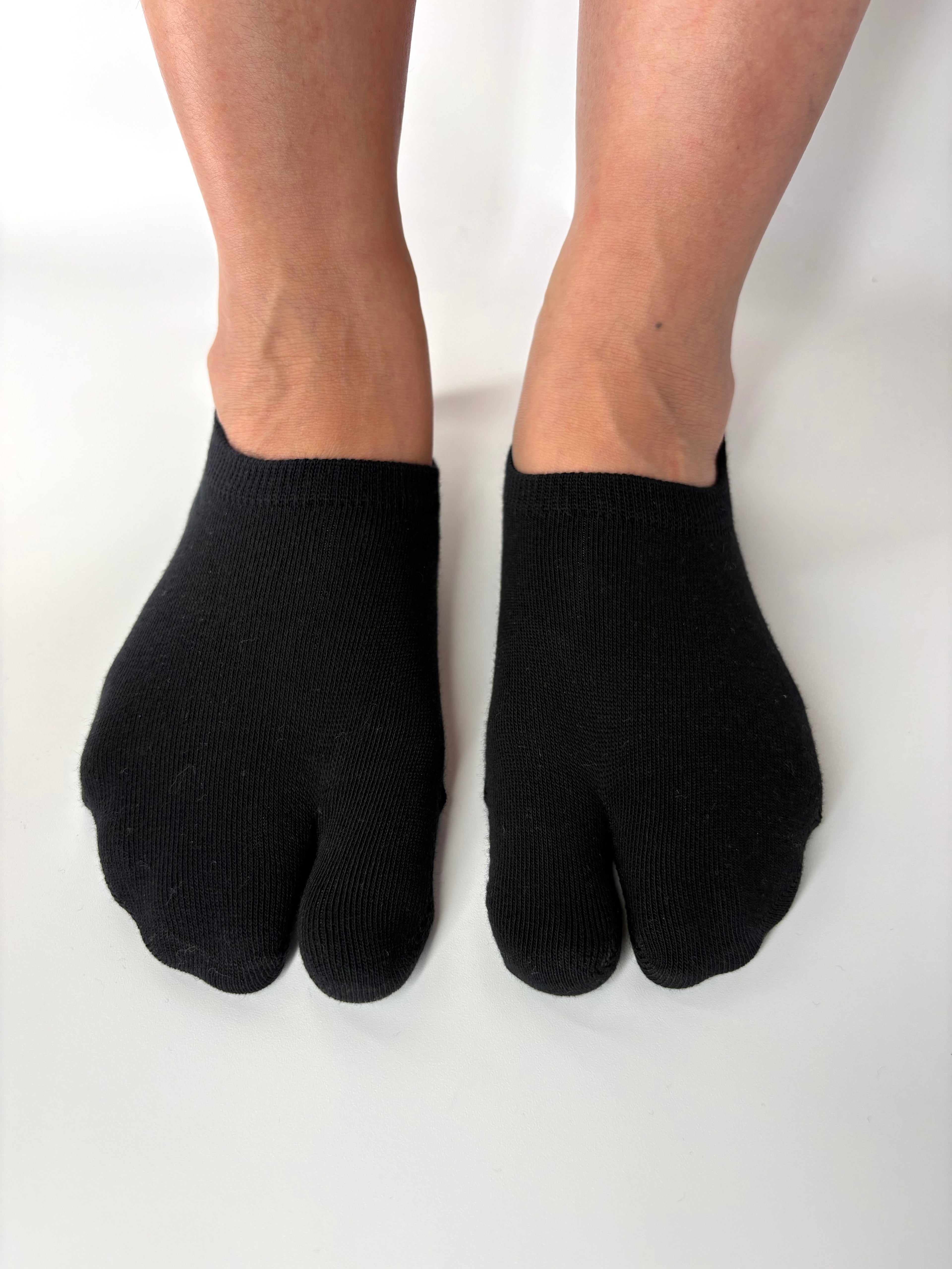 Black ankle no-show Tabi socks