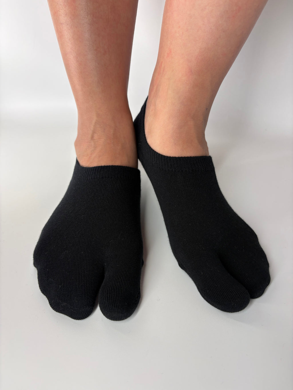 Black ankle no-show Tabi socks