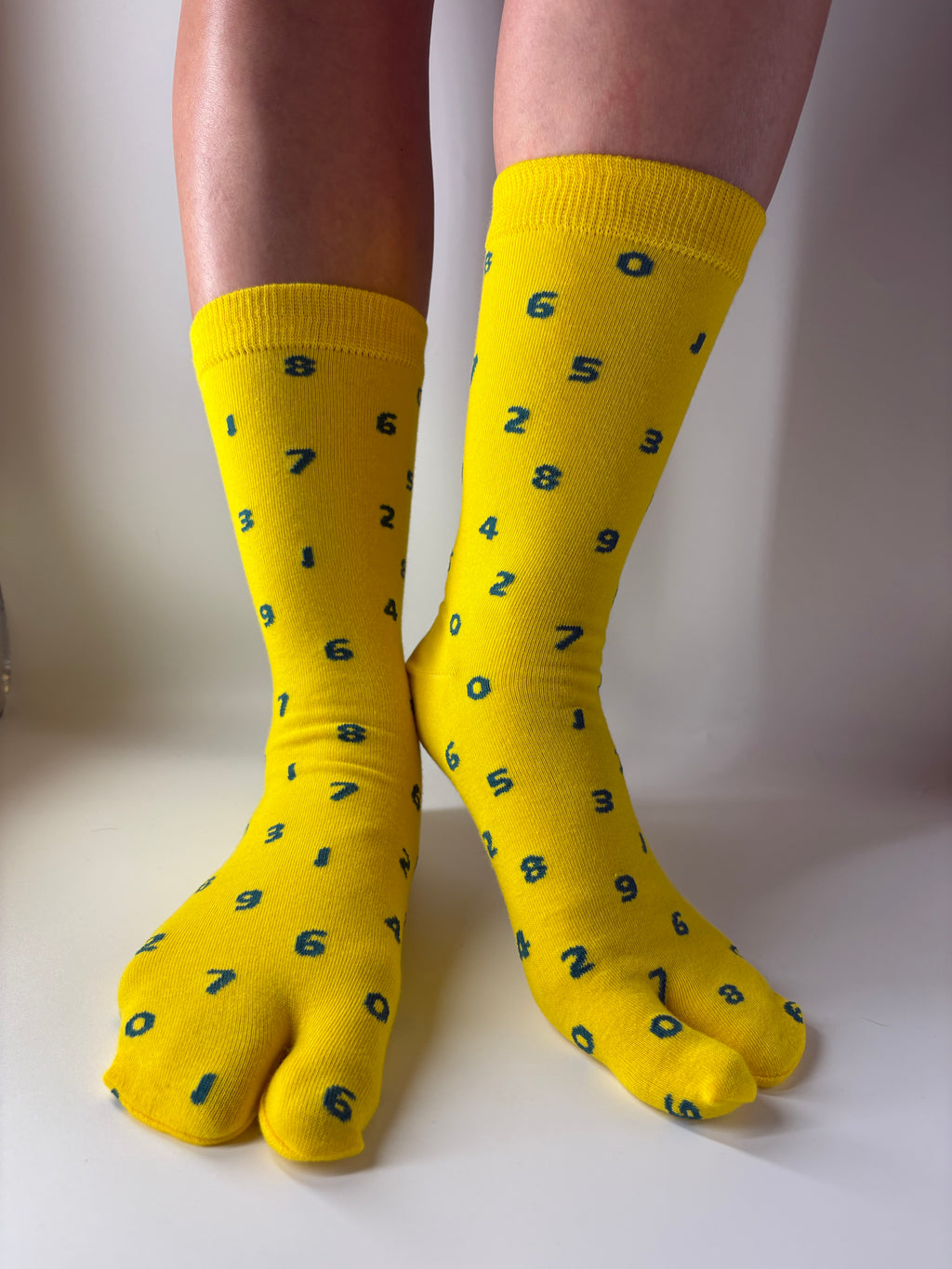 Yellow numbers pattern Tabi socks