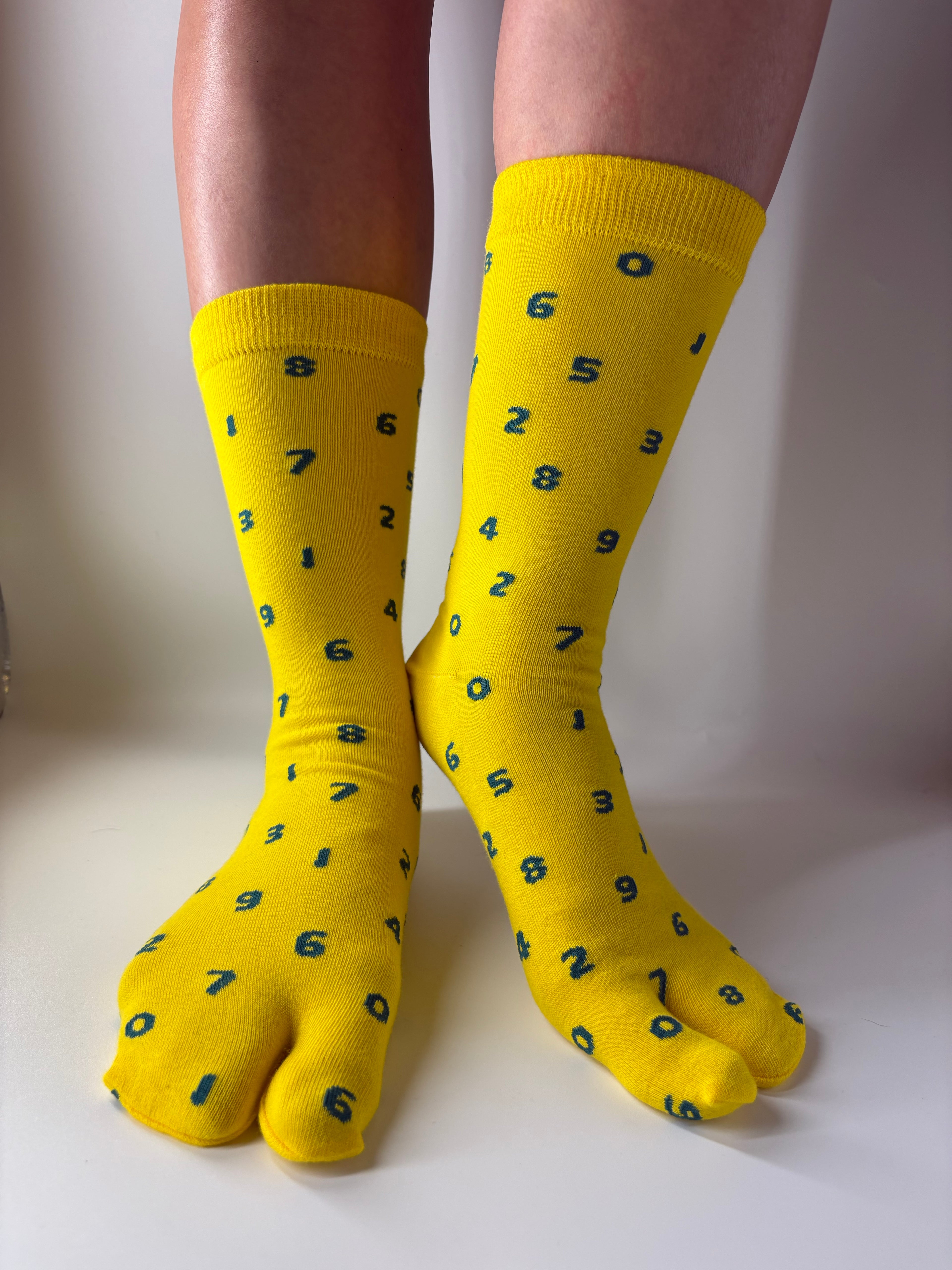 Yellow numbers pattern Tabi socks