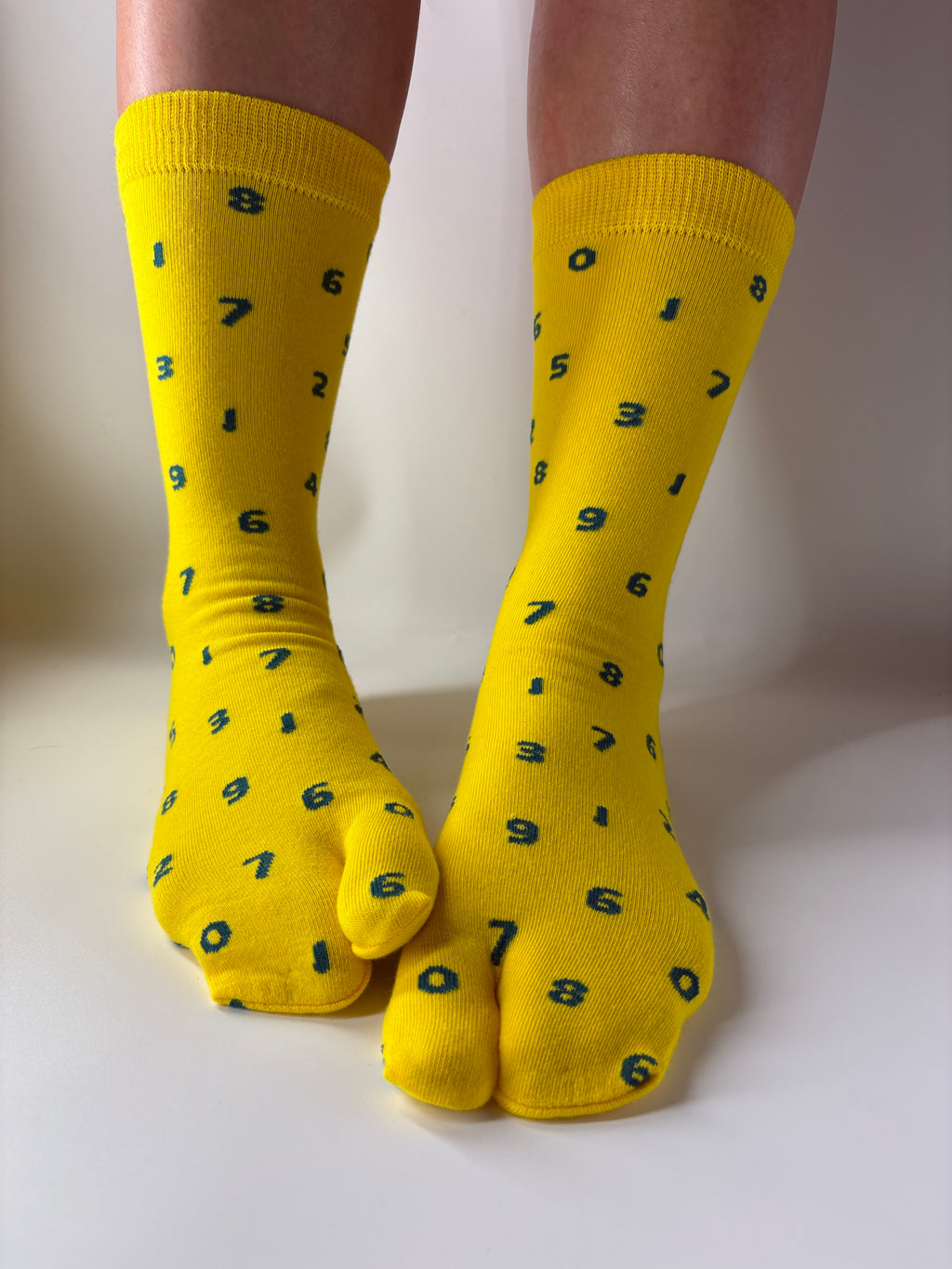 Yellow numbers pattern Tabi socks