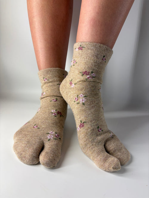Angora blend dainty floral Tabi socks