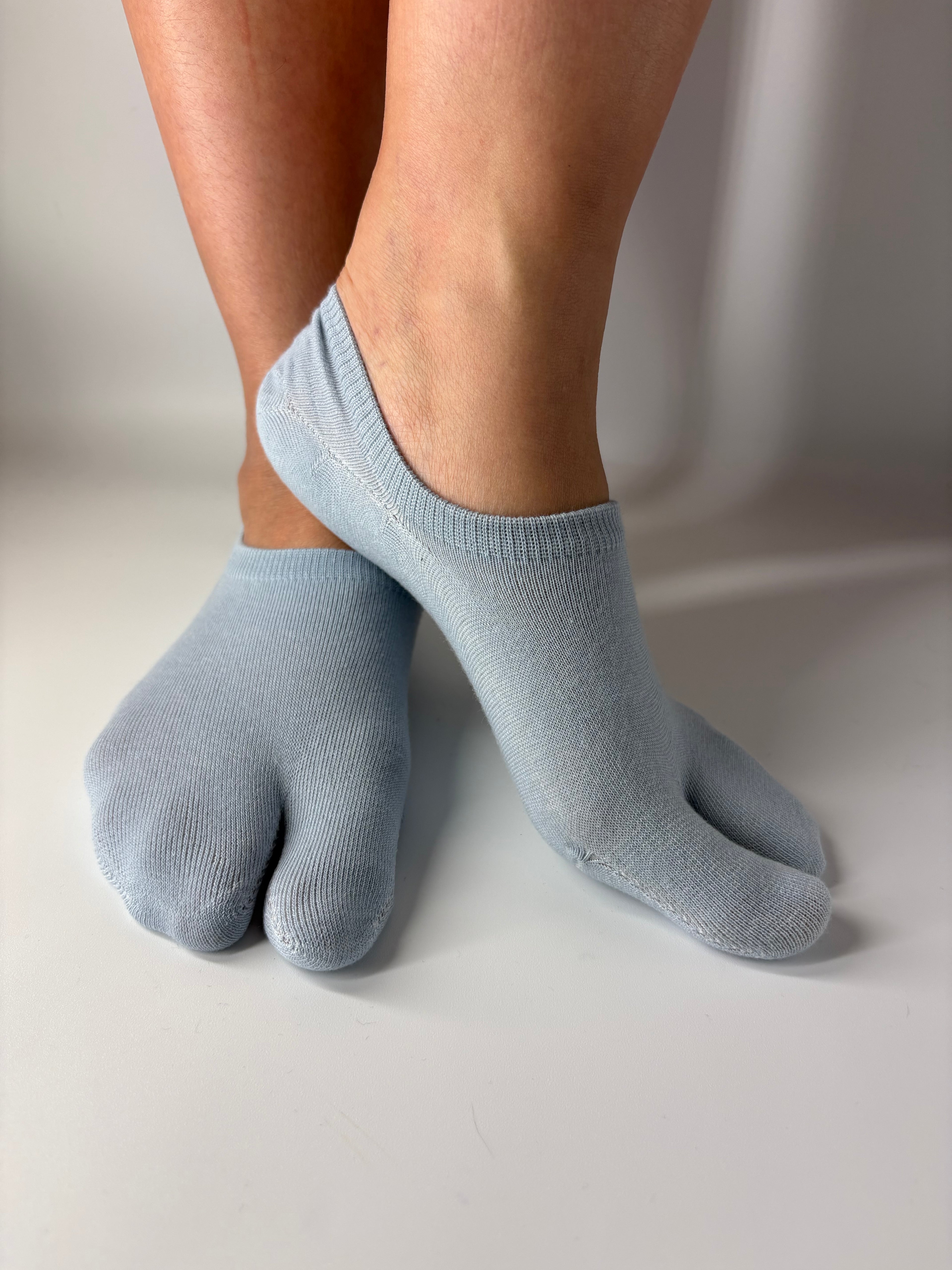 Pastel blue Ankle no-show Tabi socks