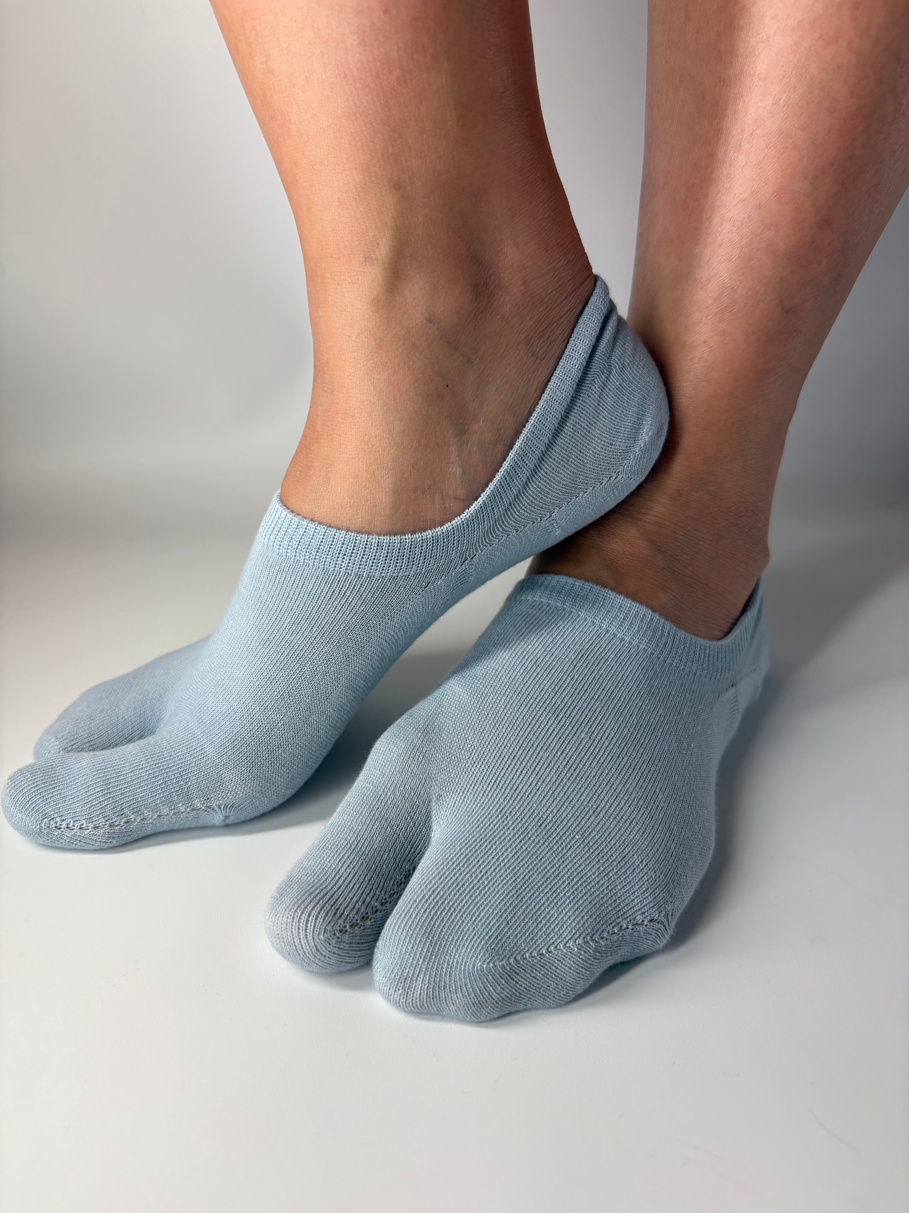 Pastel blue Ankle no-show Tabi socks