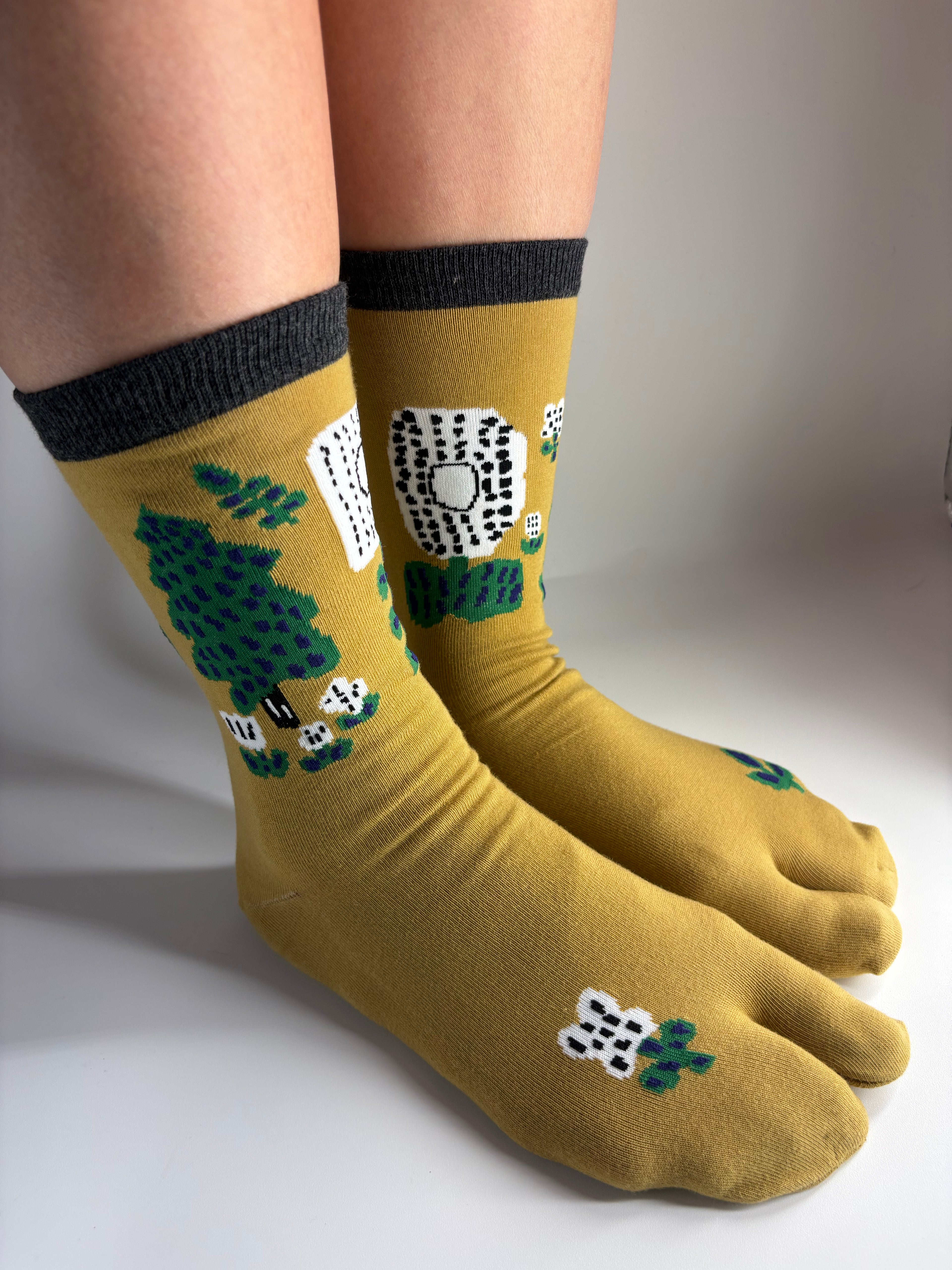 Tan abstract nature print Tabi socks
