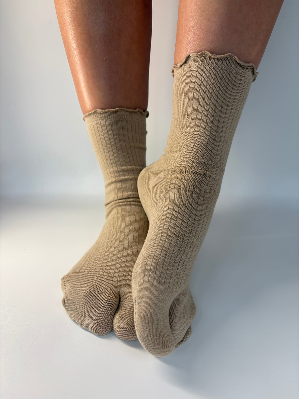 Lettuce frill edge Tabi socks | Camel