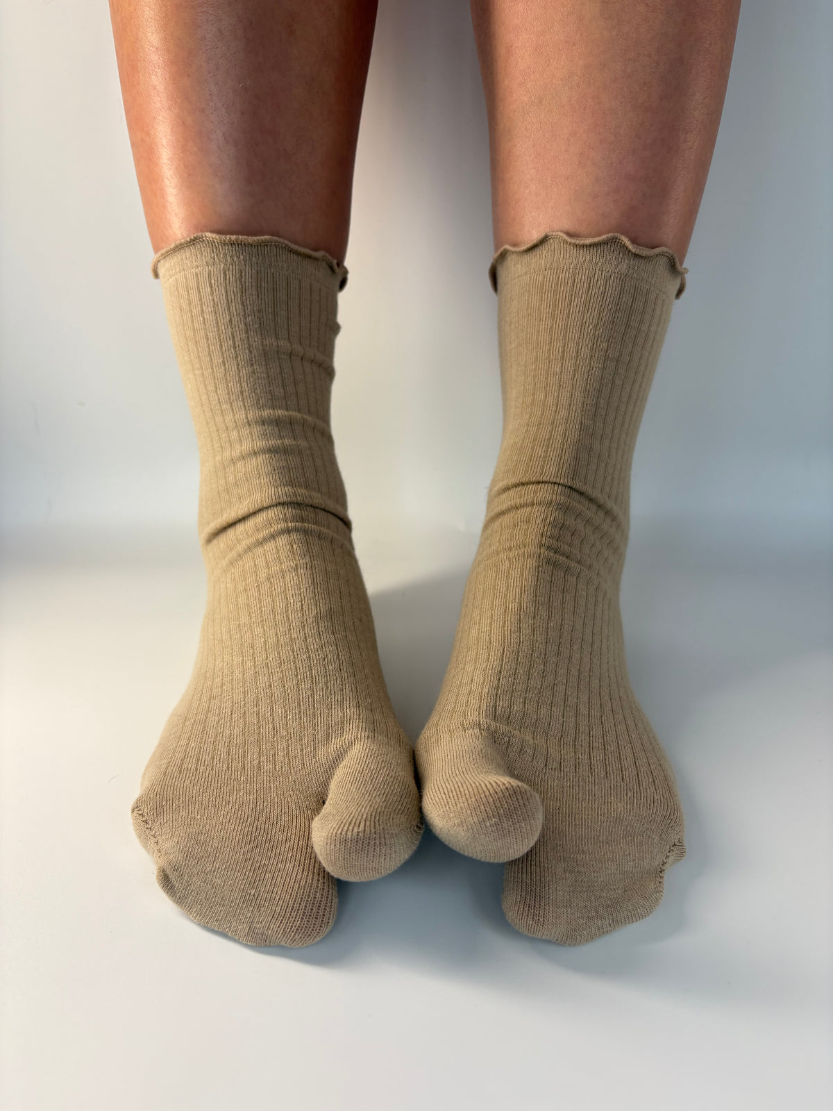 Lettuce frill edge Tabi socks | Camel