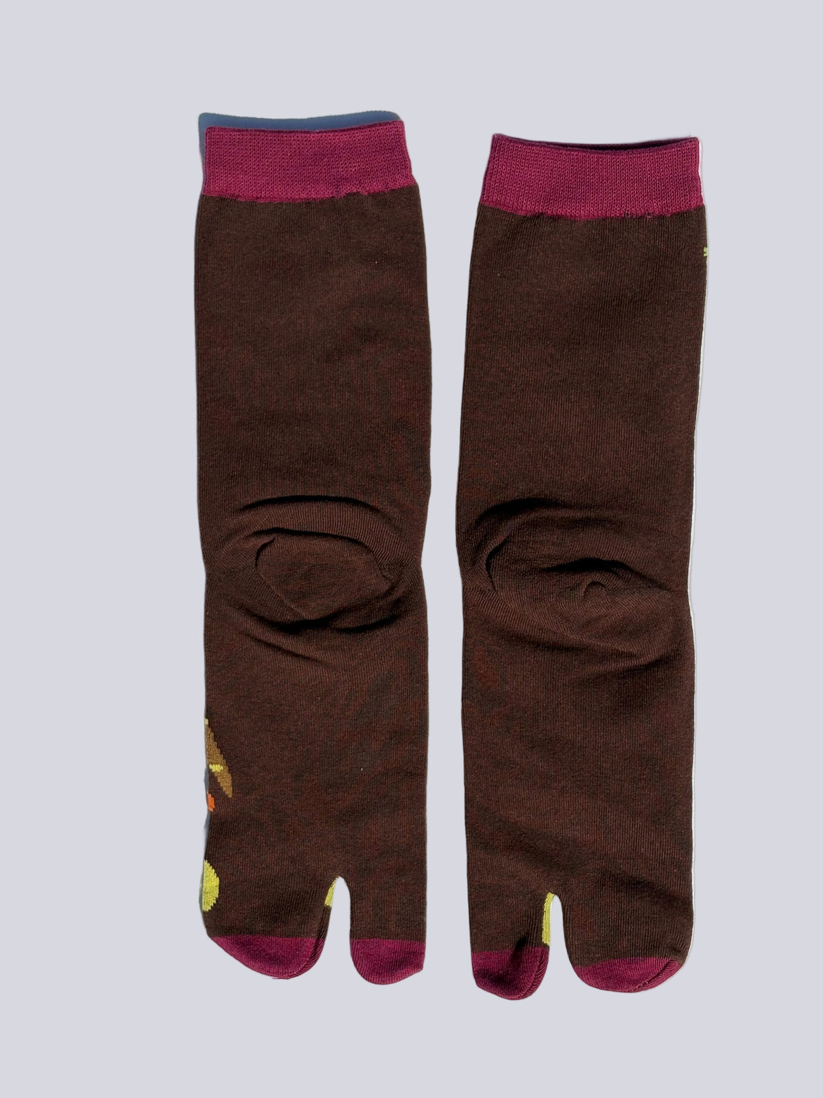 back of vegetable print tabi socks