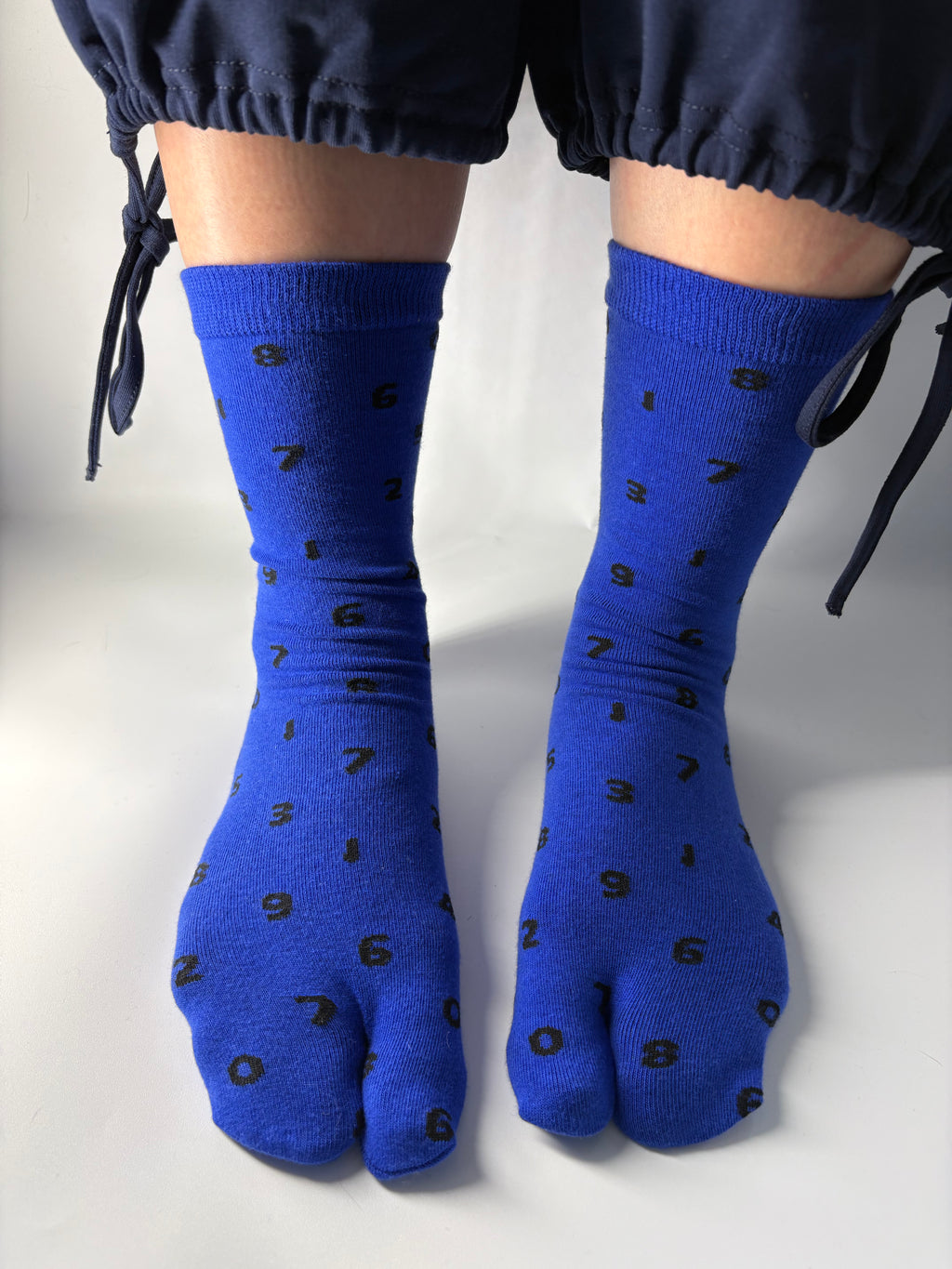 Blue numbers pattern Tabi socks