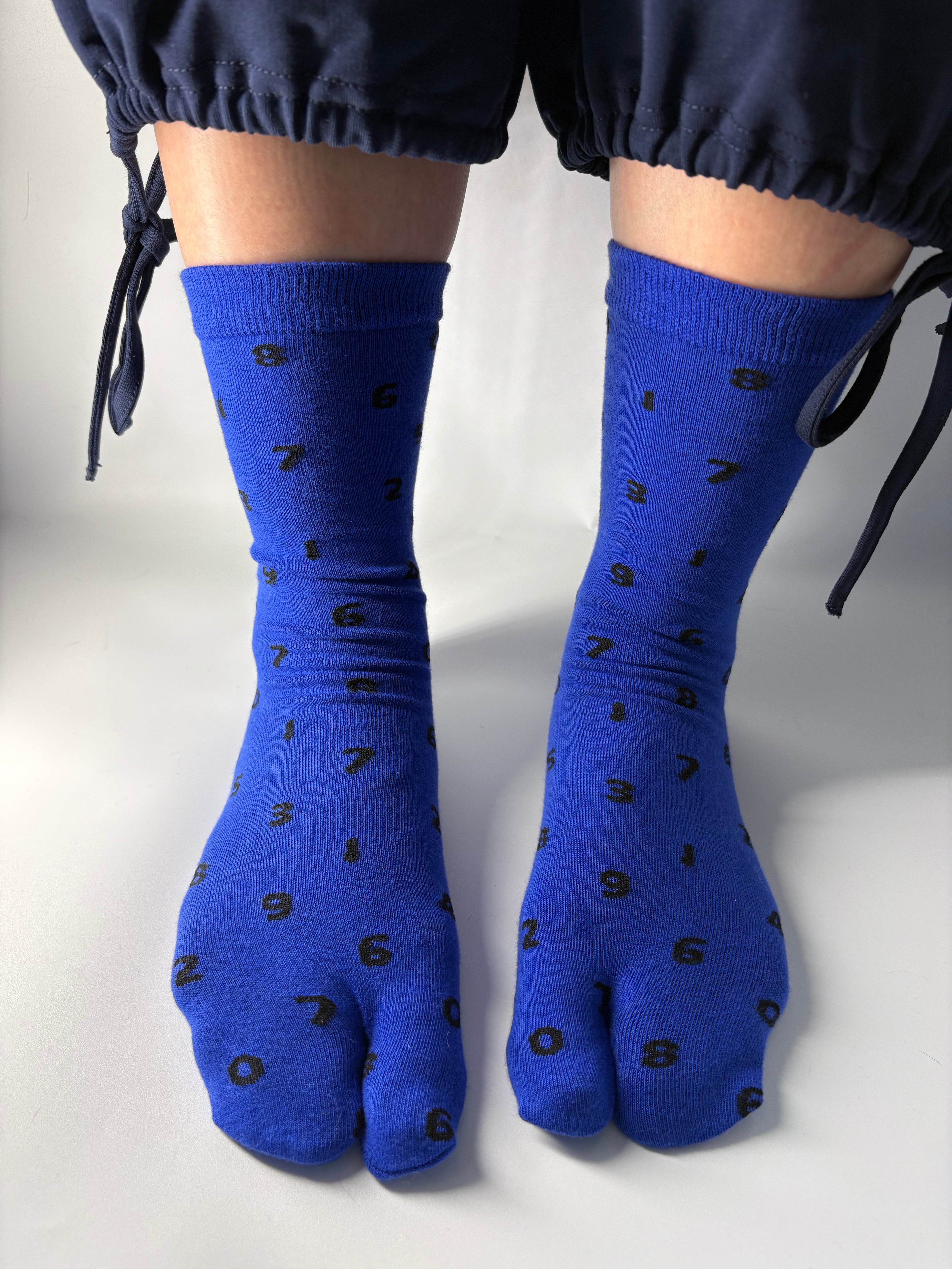 Blue numbers pattern Tabi socks
