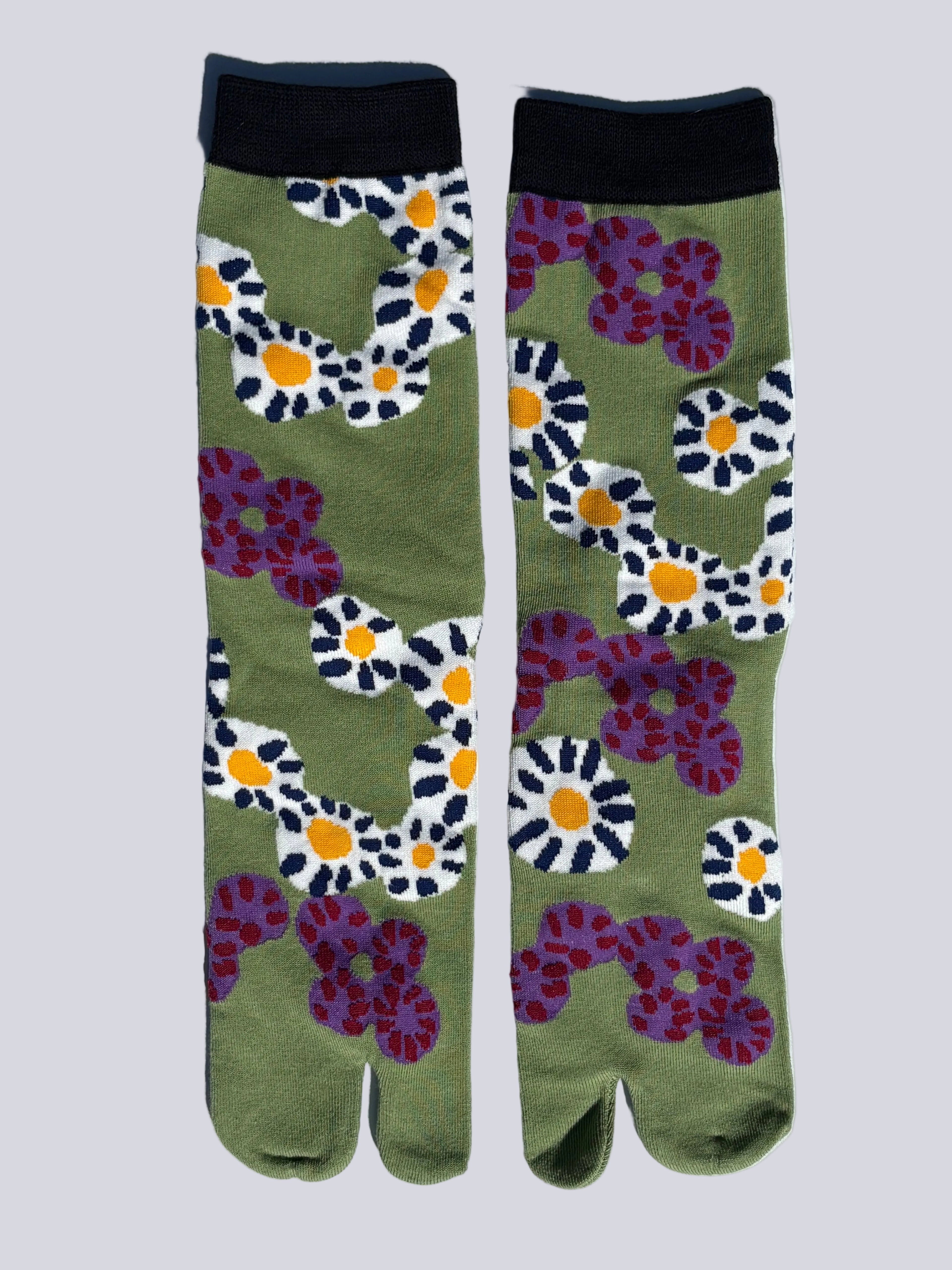 Olive green tabi split-toe socks with bold retro daisy and purple flower print, black cuff — Japanese floral tabi socks in green