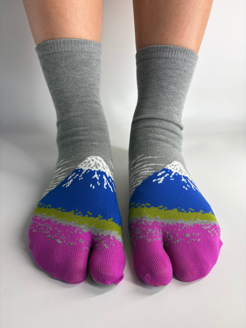 Mount fuji print on tabi split toe socks